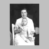 011-0137 Marie-Erika von Frantzius 1936 mit ihrem 10 Monate alten Sohn Wolf-Dietrich.jpg